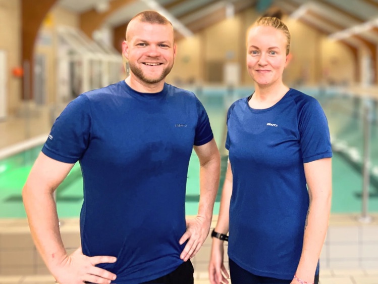 Maja og Morten er instruktører på vandgymnastik