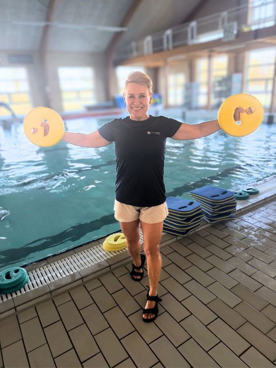 Carol Rasmussen er den ene af to instruktører i vandgymnastik (blandt meget andet) i Tinglev Svømmehal