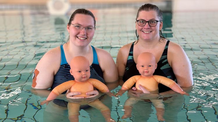 Helle og Nadia er instruktører på babysvømning i Rødekro Svømmehal